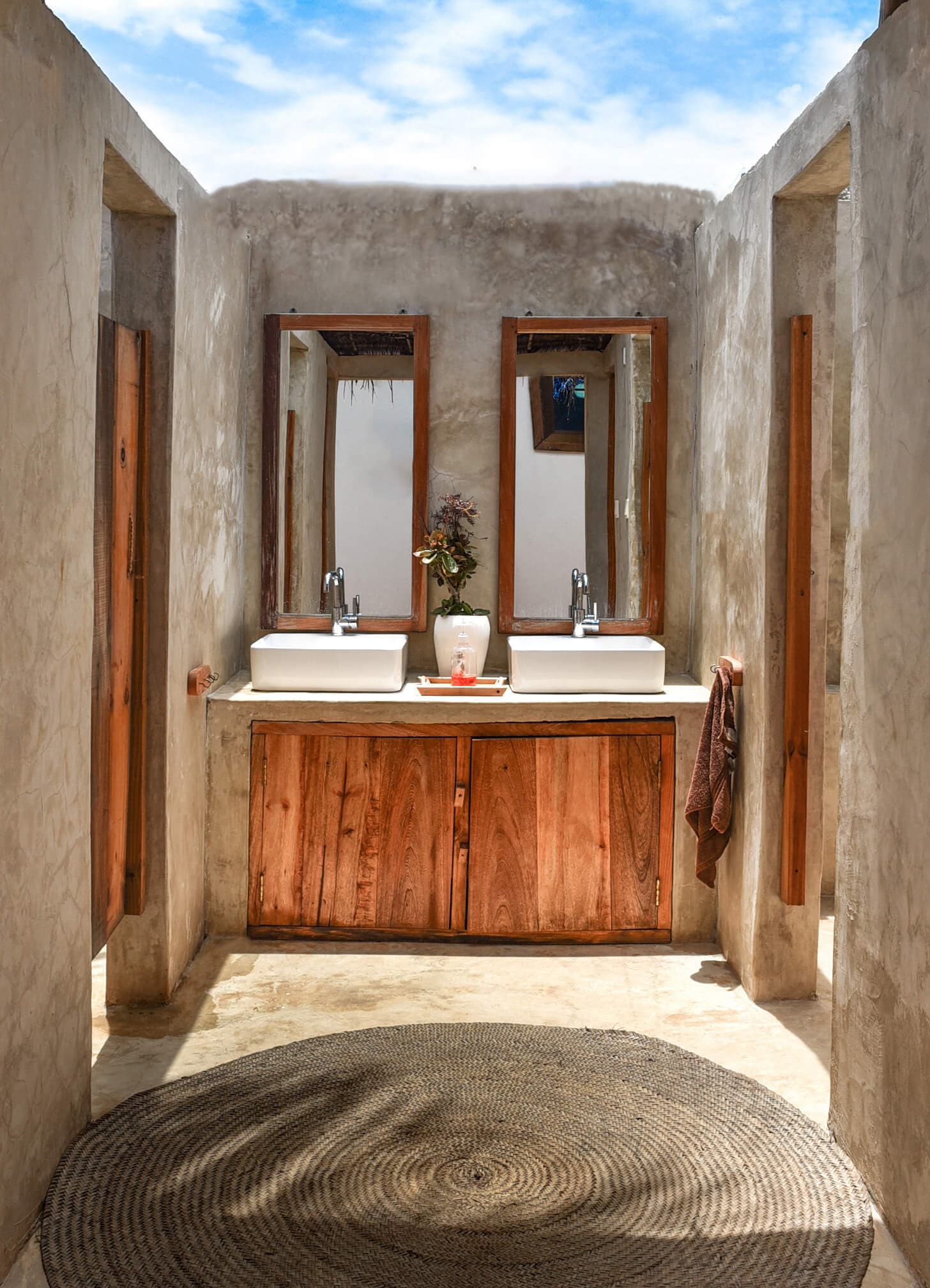 Outdoor bathroom detail